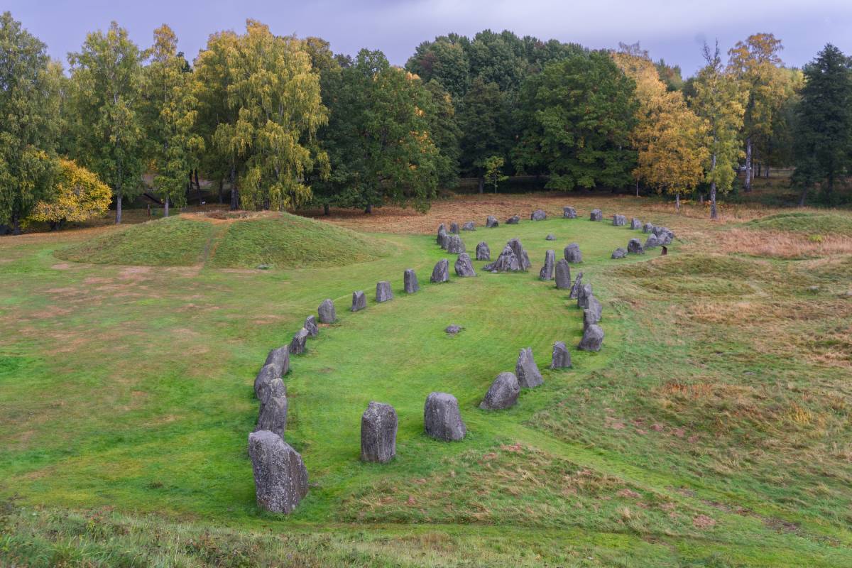 Stone ship setting and burial mound at Anundshög, one of Sweden’s largest and most significant Viking Age ritual sites.