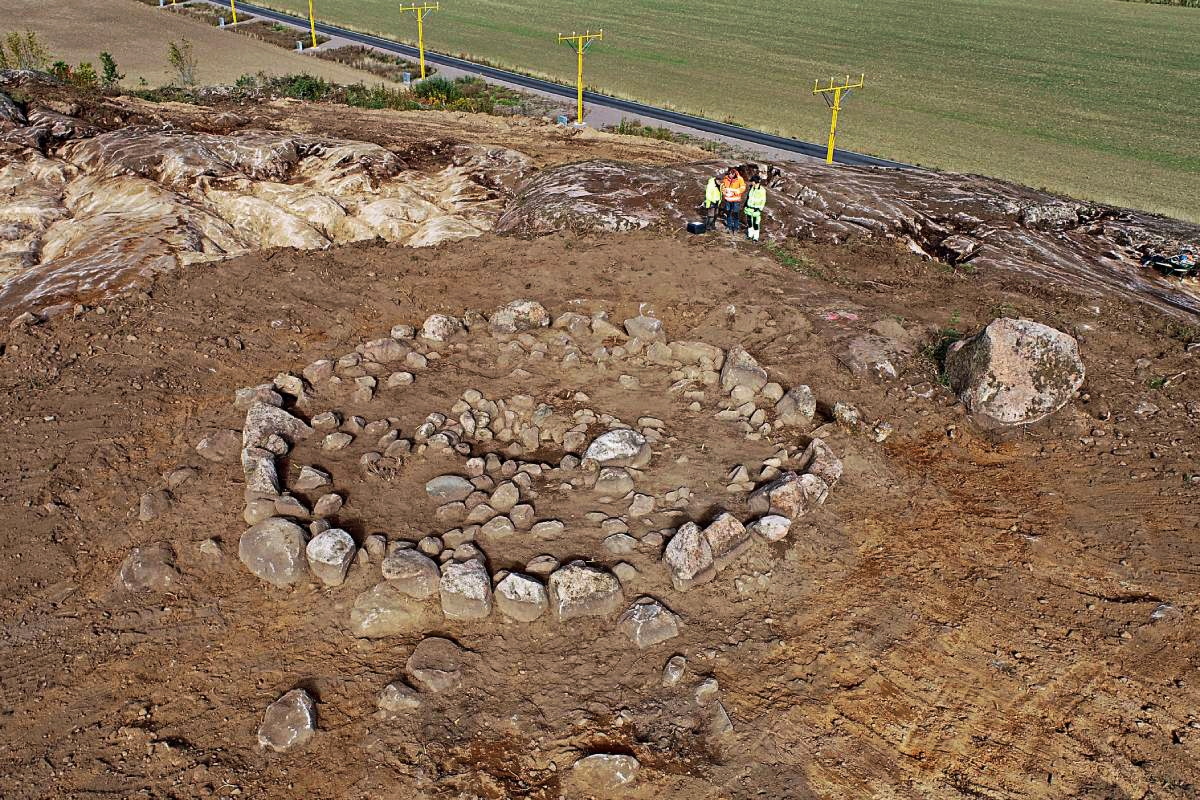 A Viking Age grave was uncovered in southern Sweden, by archeologists from Arkeologerna. It contained both pagan grave goods and signs of Christian burial alignment.