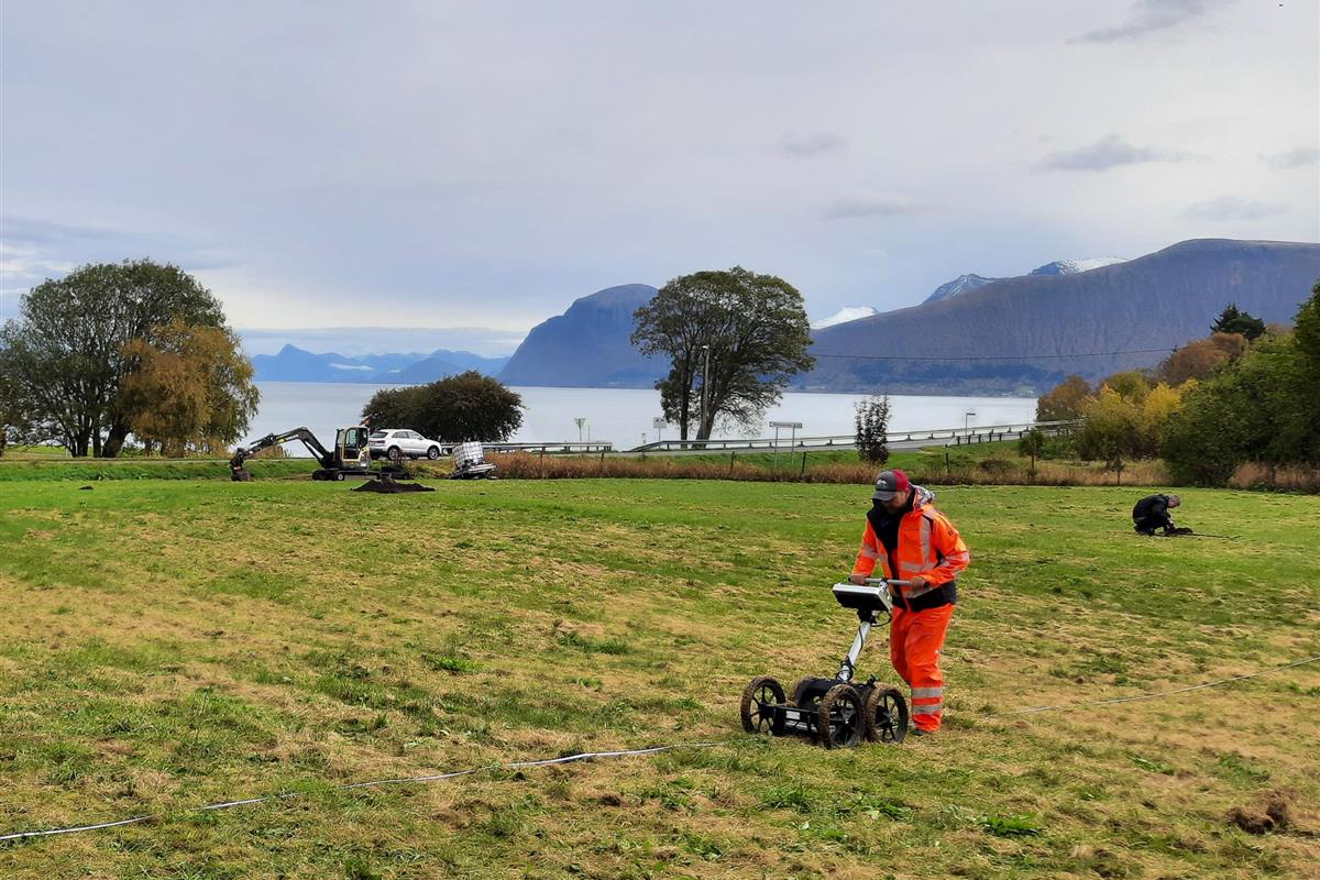 Archeologists in Norway have discovered a potential Viking longhouse near the historic site of the Battle of Hjørungavåg.