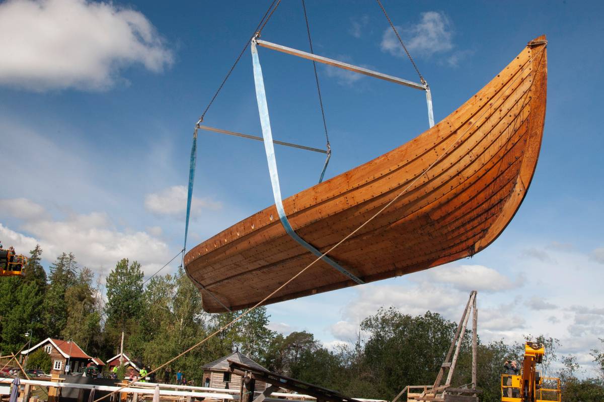 The Hardraade Viking Ship Association launched a full-scale Viking ship on Steinsfjorden in western Norway.