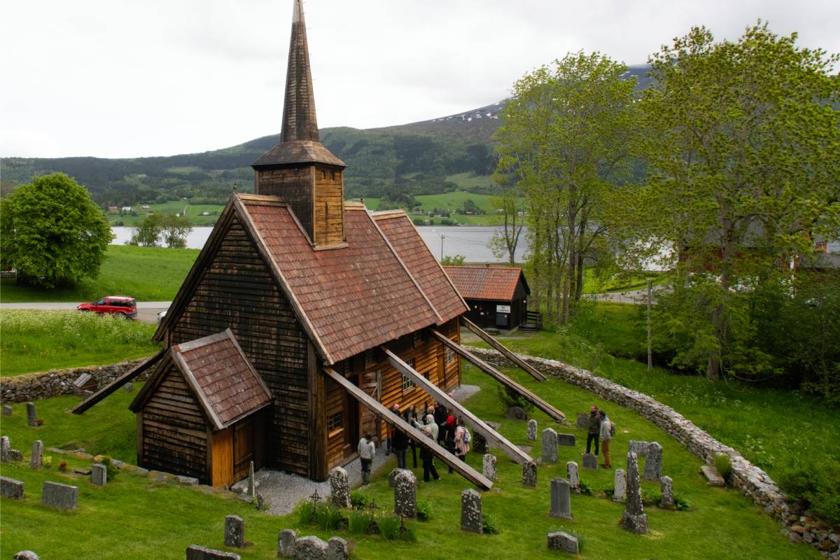 Researcher Kjartan Hauglid has linked the unusual design of the Rødven portal to English artistic traditions brought to Norway before the Norman Conquest.