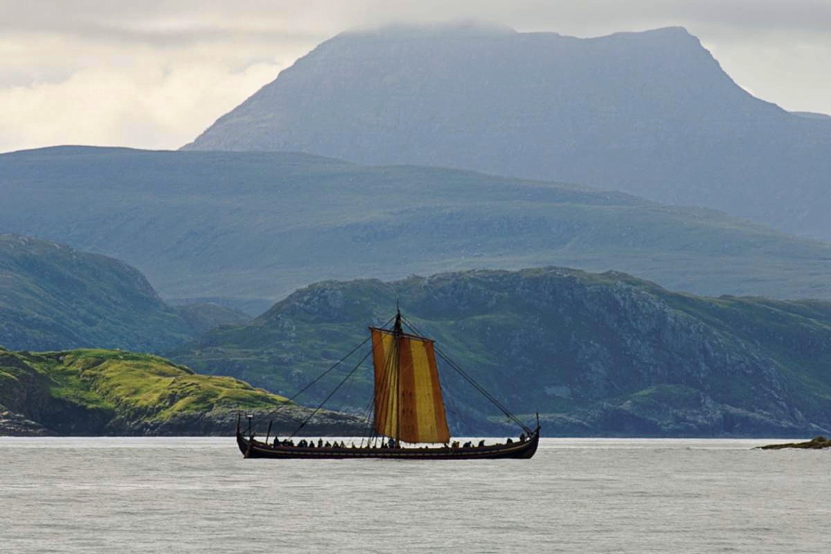 Sea Stallion from Glendalough, based on Skuldelev II built near Dublin around 1042, under sail on the 2007 Roskilde to Dublin expedition.