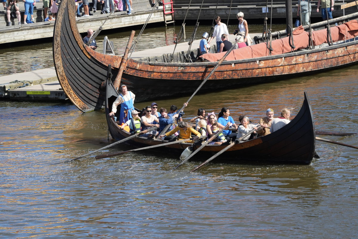 A record-breaking number of people attended the 2024 Tønsberg Viking Festival, where they explored Viking ships, enjoyed combat demonstrations, and participated in educational activities.