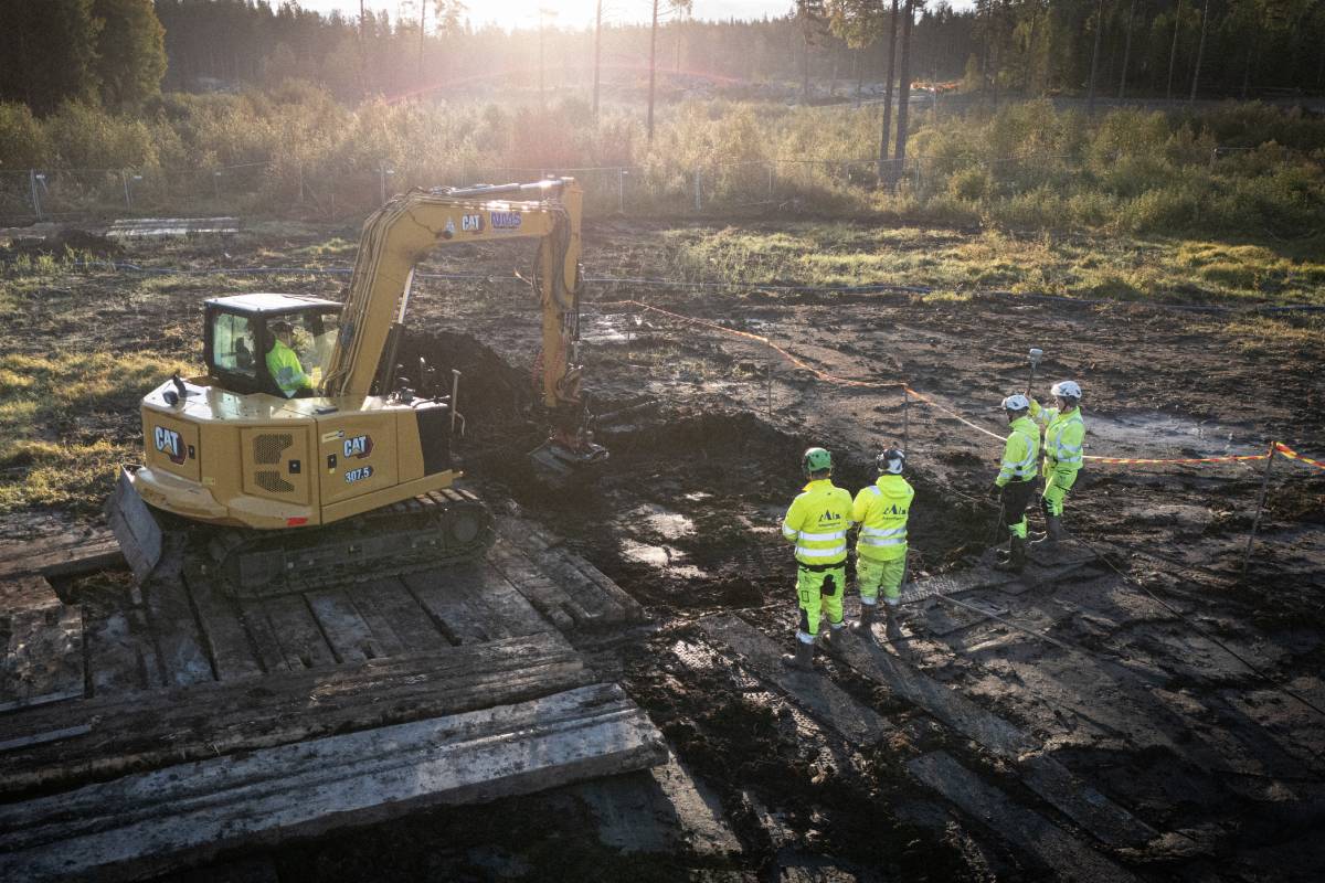 A peat bog excavation near Järna revealed a carefully placed dog burial from around 5,000 years ago, accompanied by a bone dagger and nearby remains of ancient fishing structures.
