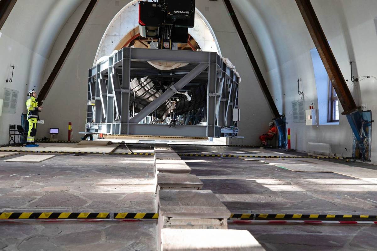 The Tune ship crossed the building in a protective metal frame, and the crew kept the speed down to about 24 centimeters per minute for safety.
