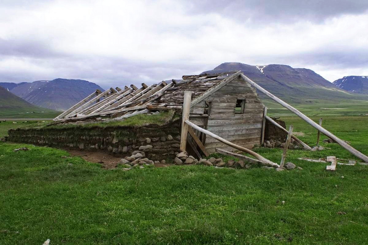 A conversation with UCLA researcher Alex Casteel explores how Icelandic turf houses reflect sustainable building traditions rooted in the Viking Age.