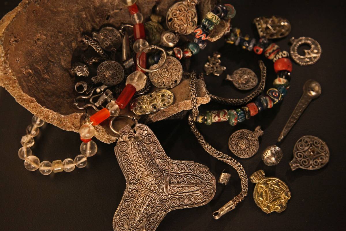 The Stora Ryk hoard from Färgelanda, Dalsland, Sweden features a prominent trefoil brooch with beads and pendants.