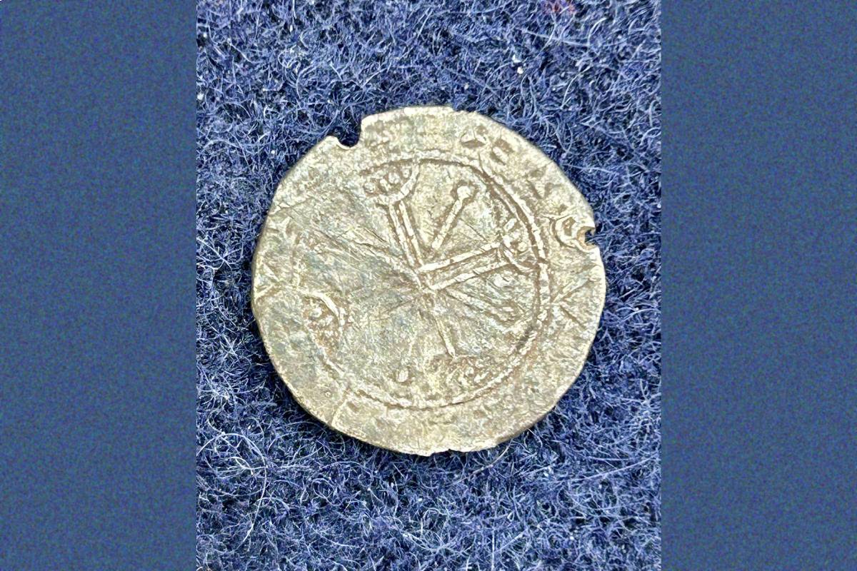 Found in April 2025 by Morten Eek at Utstein Abbey, the coin is made of silver and represents one of the few known issues from Magnus Barefoot's rule.