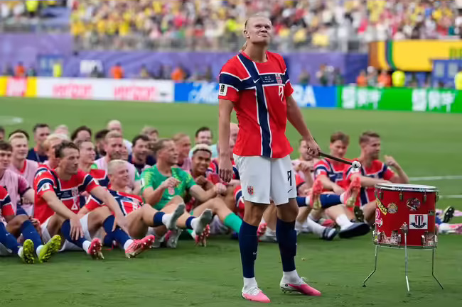 Erling Haaland beats the drum as his teammates get ready to row. Source: AP