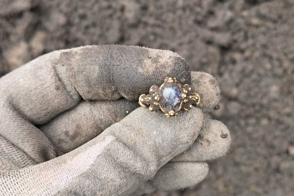 The ring seconds after it appeared during excavations in central Tønsberg.