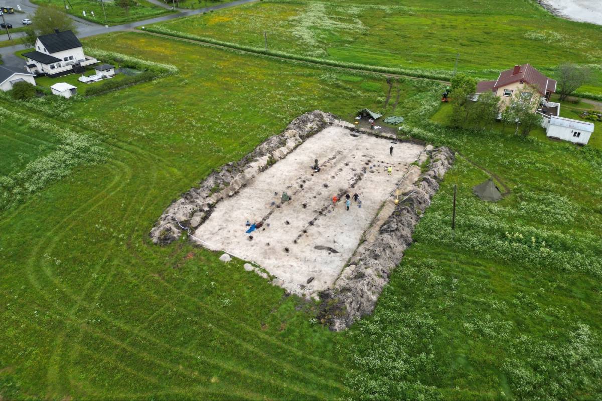 A team of archeologists from the University of Tromsø uncovered a rare two-aisled longhouse in June 2025 at Evenskjer in Tjeldsund Municipality, northern Norway.