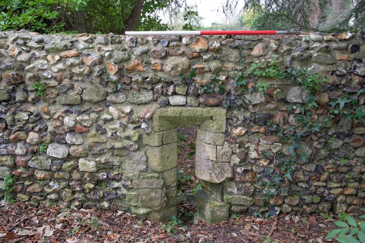 A medieval structure in Bosham, Sussex, has been identified as a high-status residence from the late Anglo-Saxon period, aligning with historical accounts of Harold Godwinson’s manor.